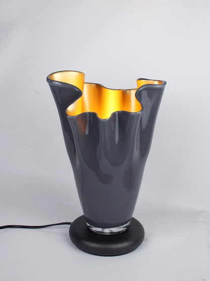 Tafellamp van gekruld glas op voet, grijsgouden glazen lamp