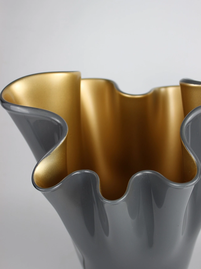 Tafellamp van gekruld glas op voet, grijsgouden glazen lamp